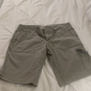 🌺Old Navy raw edge Bermuda  shorts